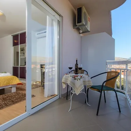 With Parking Space - 15440 Trogir